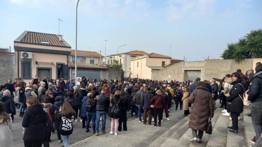 I fedeli fuori dalla Chiesa di Silì