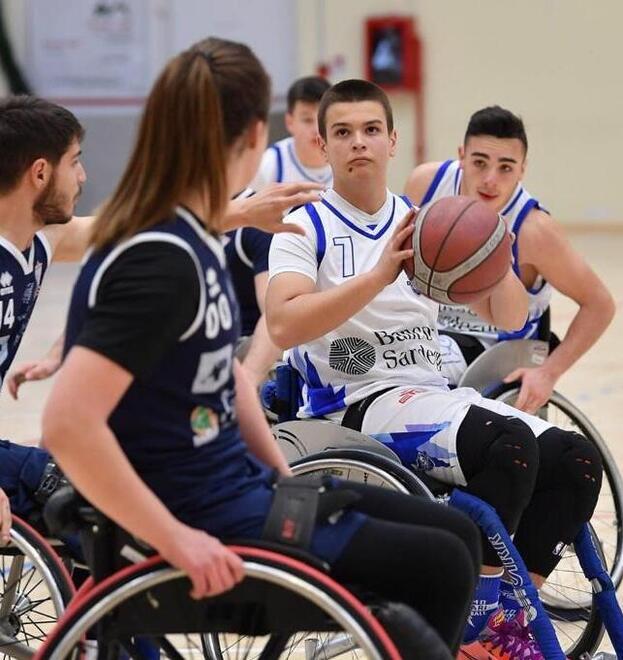 Il sassarese Roberto si fa in due per il basket: «Gioco in piedi e in carrozzina» 