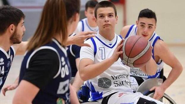 Il sassarese Roberto si fa in due per il basket: «Gioco in piedi e in carrozzina»