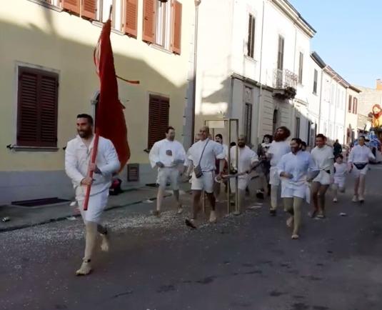 
	La parodia il giorno della sfilata

