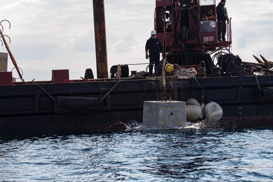 
	Le barriere contro la pesca a strascico vengono gettate in mare

