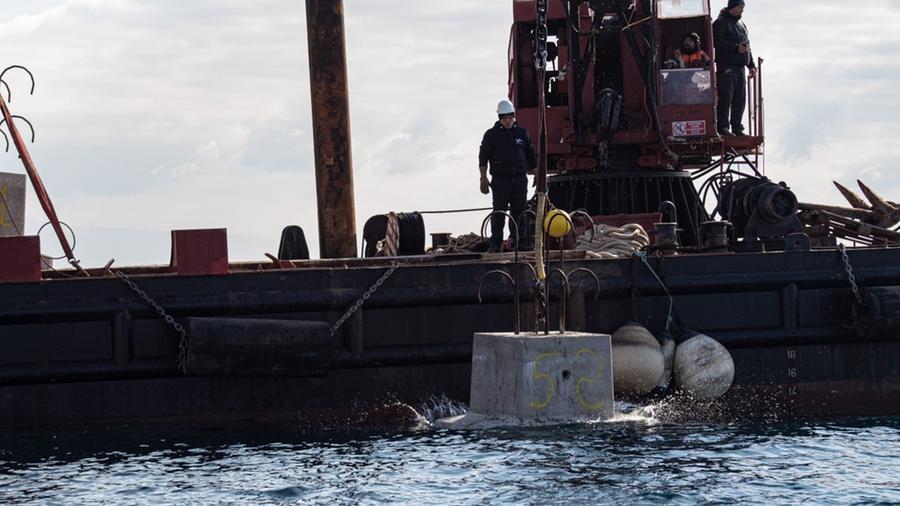 Le barriere contro la pesca a strascico vengono gettate in mare