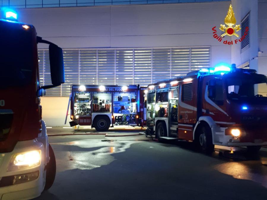 Incendio in un’azienda a Chiesina, intervento in corso dei vigili del fuoco