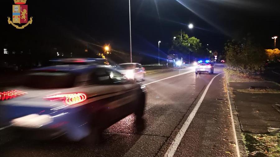 Modena. Sorpreso a sniffare cocaina in auto: aggredisce i poliziotti