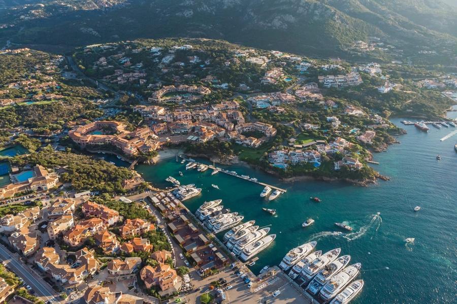 Arzachena e la Costa Smeralda “Città balneare”: allo studio le regole per affrontare il pienone estivo