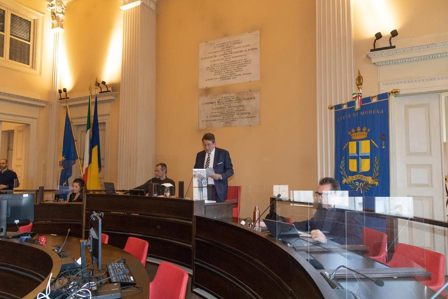 Il bilancio in Consiglio. Il sindaco: “Si accelera sul rilancio di Modena”