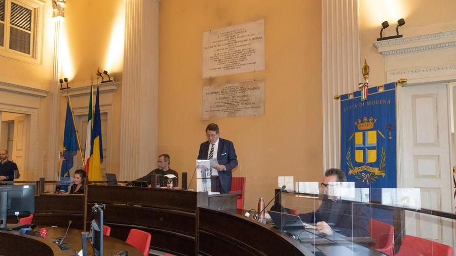 Il bilancio in Consiglio. Il sindaco: “Si accelera sul rilancio di Modena”