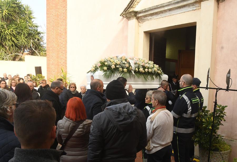 
	L'ingresso della salma in chiesa


