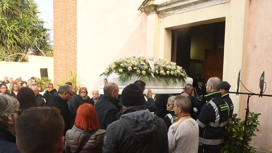 L'ingresso della salma in chiesa