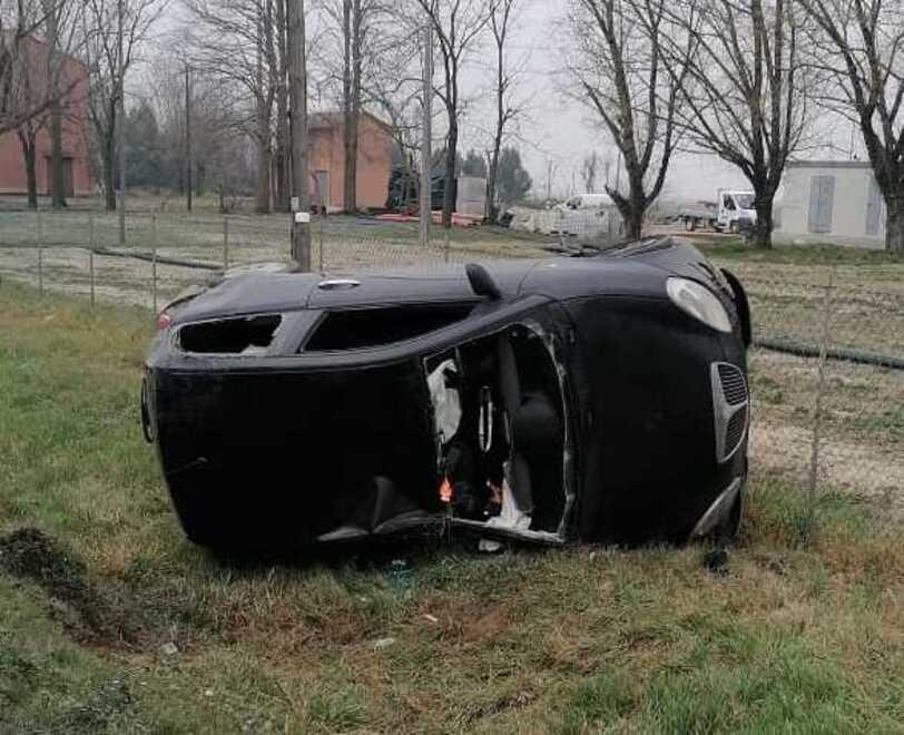 Finale Emilia Si cappotta con l’auto, cinture e airbag la salvano 