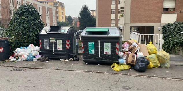 Modena, i disagi della differenziata. Via Guicciardini divisa dai rifiuti 