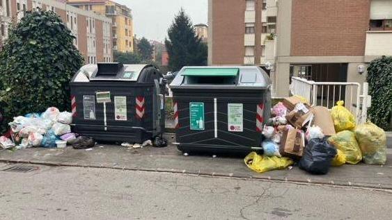 Modena, i disagi della differenziata. Via Guicciardini divisa dai rifiuti
