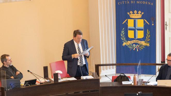 Modena, il nuovo bilancio. Un aiuto per le famiglie «Invariate le tasse e le tariffe»