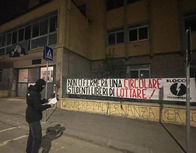 Il raid neofascista, l'attacco del ministro e la difesa della preside: la mattina al liceo Da Vinci tra stupore e preoccupazione