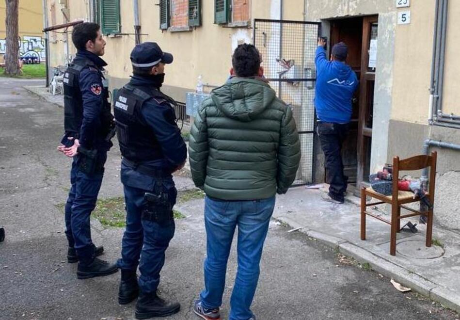 Pisa, gli abitanti bloccano l’occupazione abusiva: liberato un alloggio Apes a Sant’Ermete 