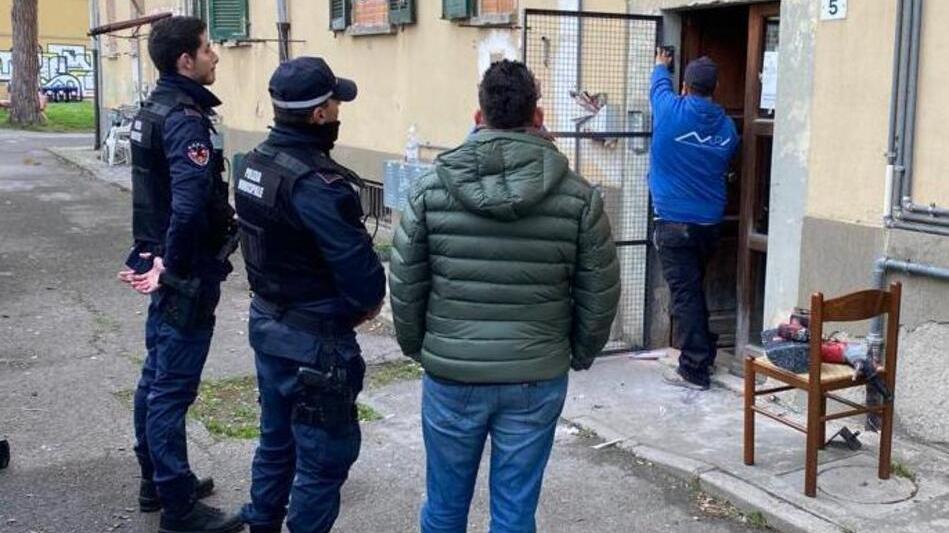 Pisa, gli abitanti bloccano l’occupazione abusiva: liberato un alloggio Apes a Sant’Ermete 