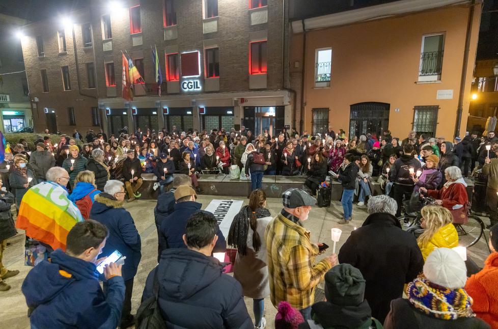 Pace, una fiaccolata contro la guerra a Ferrara. In 200 in piazza per invocare la pace in Ucraina
