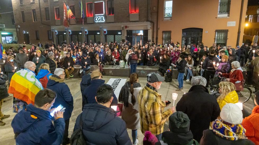 Pace, una fiaccolata contro la guerra a Ferrara. In 200 in piazza per invocare la pace in Ucraina