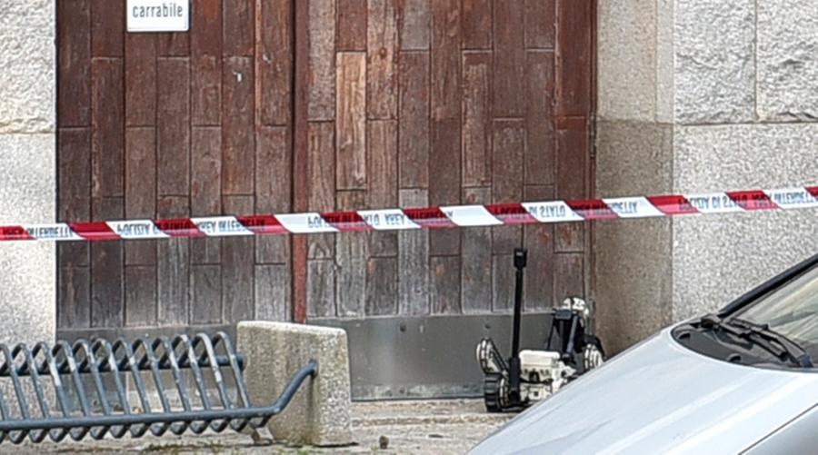 Ordigno al tribunale di Pisa, ma l’attentato fallisce: l’autore ripreso dalle telecamere