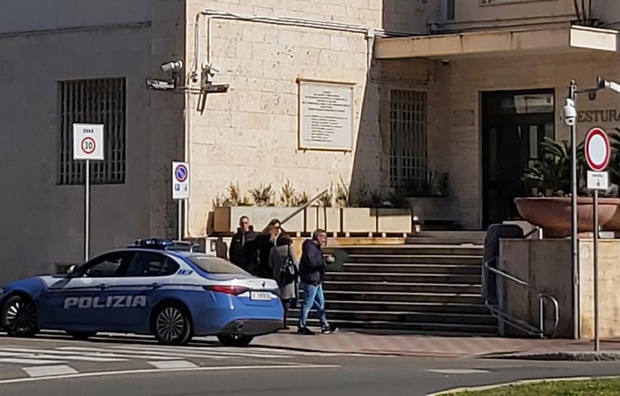 Minaccia 5 turisti e ai poliziotti dice: «Sono figlio del questore, vi faccio licenziare»