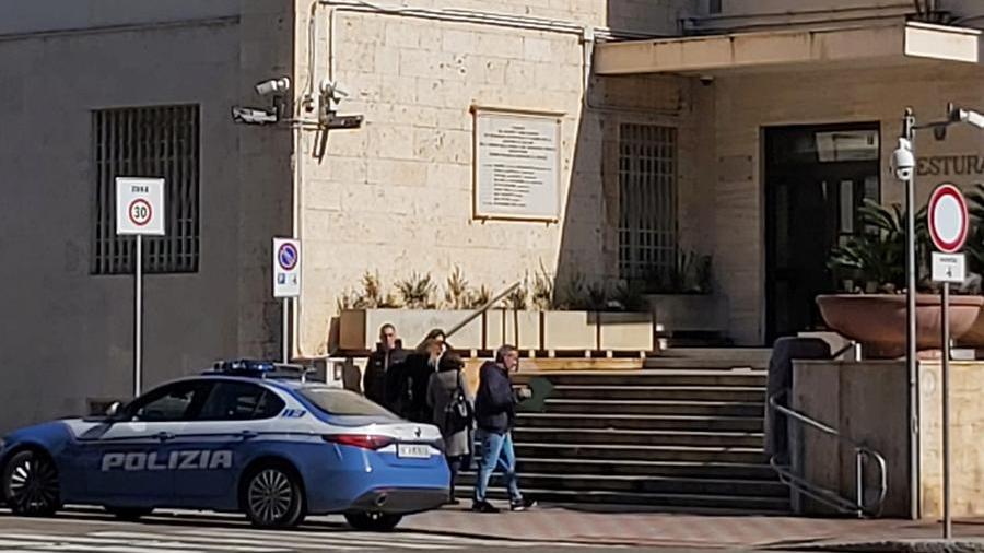 Minaccia 5 turisti e ai poliziotti dice: «Sono figlio del questore, vi faccio licenziare»