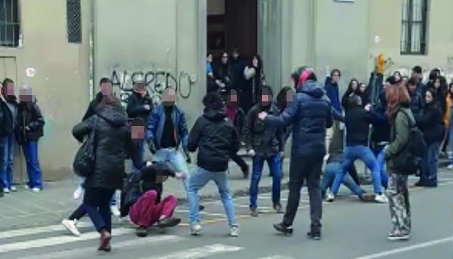 Pestaggio al liceo di Firenze, perquisiti i sei militanti. Sequestrati i telefonini: cosa ci si attende dalle analisi delle chat