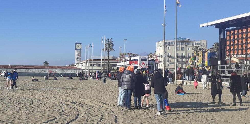 Viareggio, c’è voglia di spiaggia: boom di prenotazioni. Ombrelloni e cabine costeranno di più