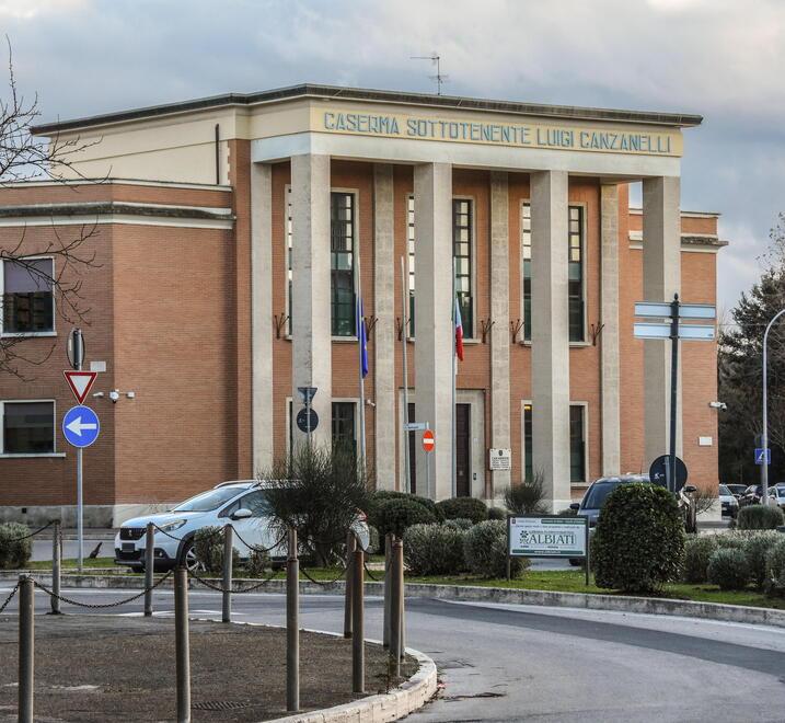 Grosseto, bambino colpito da un pallino in classe. Il padre: «Hanno sparato per tre volte»