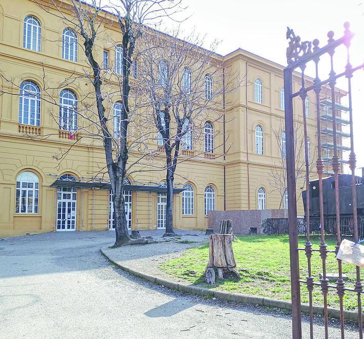Livorno, le Micheli si svuotano per lavori: 350 bimbi vanno nei prefabbricati. Ecco i tempi previsti