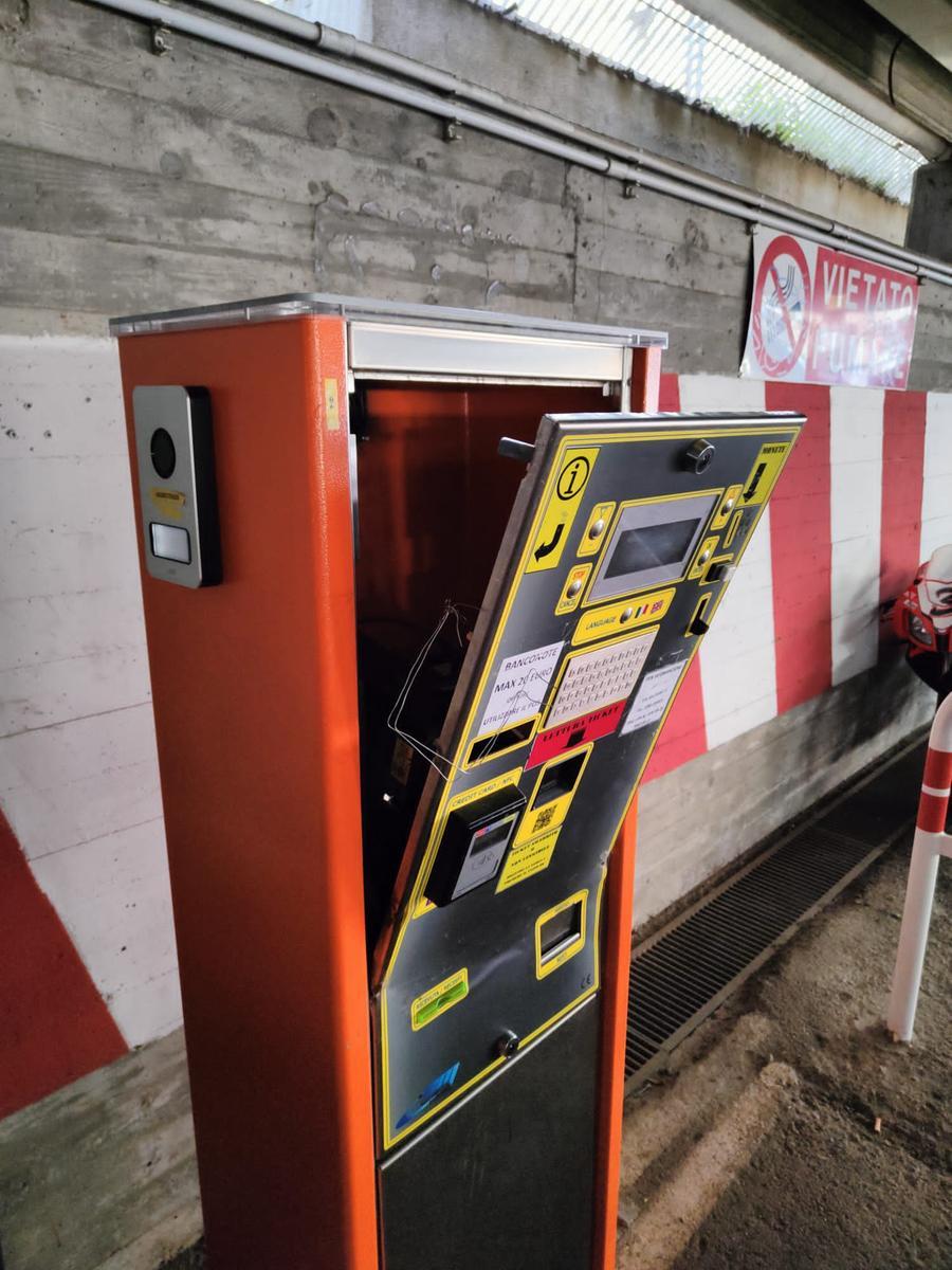 
	La cassa automatica sfasciata


