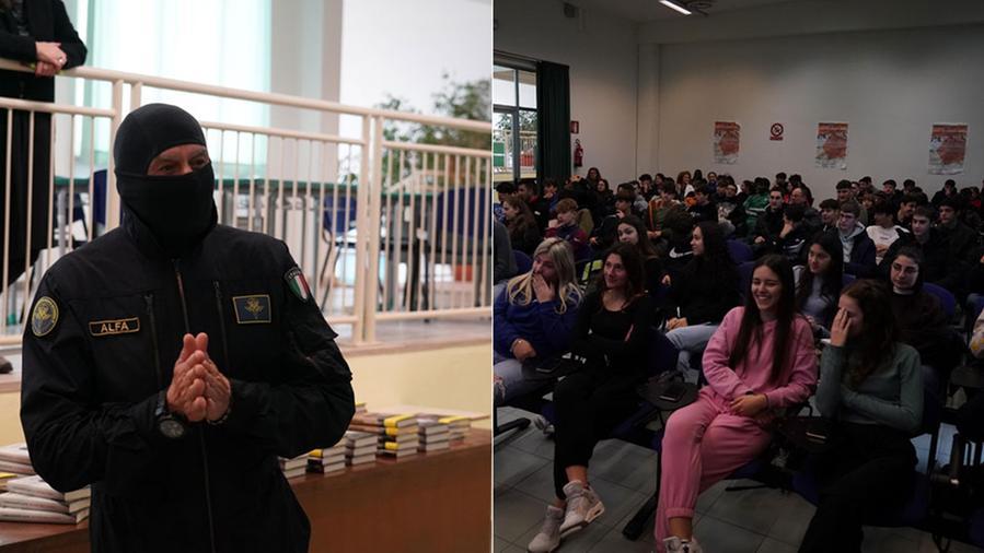 Il comandante Alfa coi ragazzi del Fermi di Pontedera