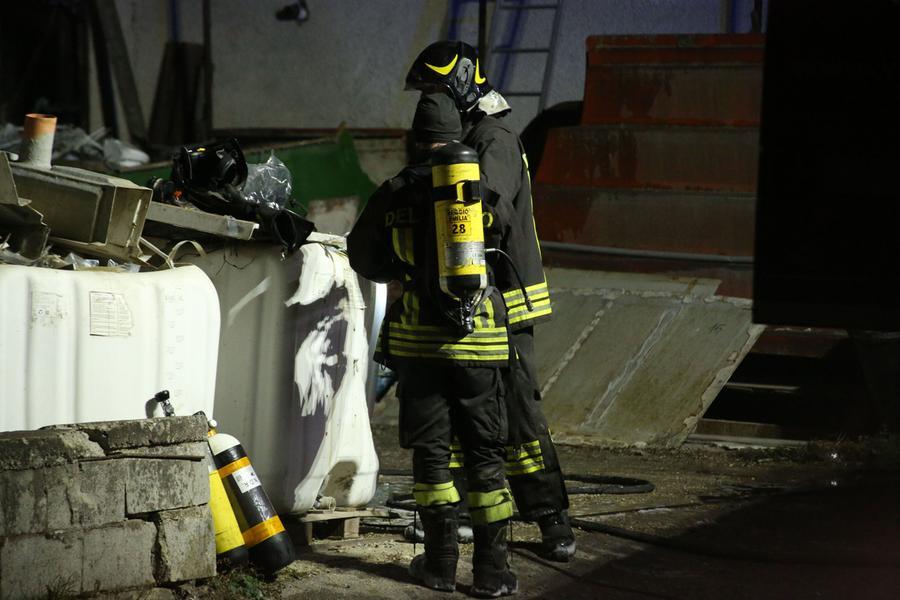 A Barco va in fiamme l’Antares, fabbrica di piscine