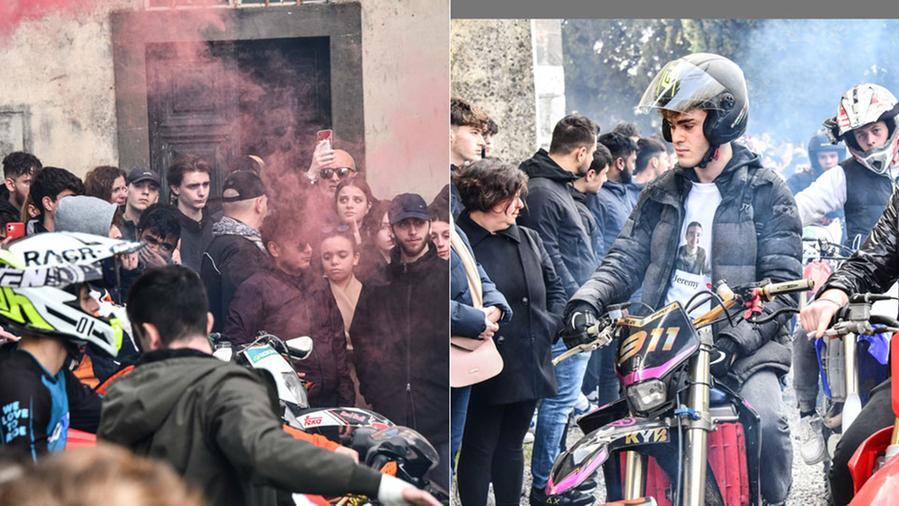 Lucca, palloncini e il rombo delle moto: in 300 per l’ultimo saluto a Jeremy. La lettera dell’amico del cuore