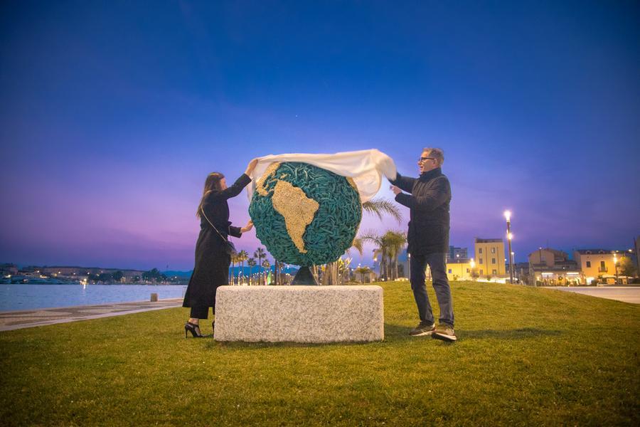 
	Il sindaco Settimo Nizzi e l'artista Emanuela Giacco scoprono "Ocean"

