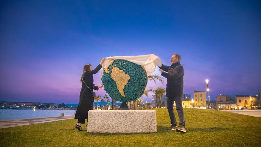 Il sindaco Settimo Nizzi e l'artista Emanuela Giacco scoprono "Ocean"