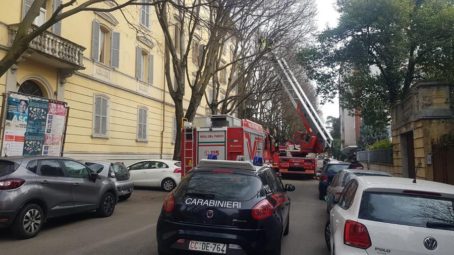Modena, incendio in un appartamento: tre persone intossicate. Evitata l’esplosione