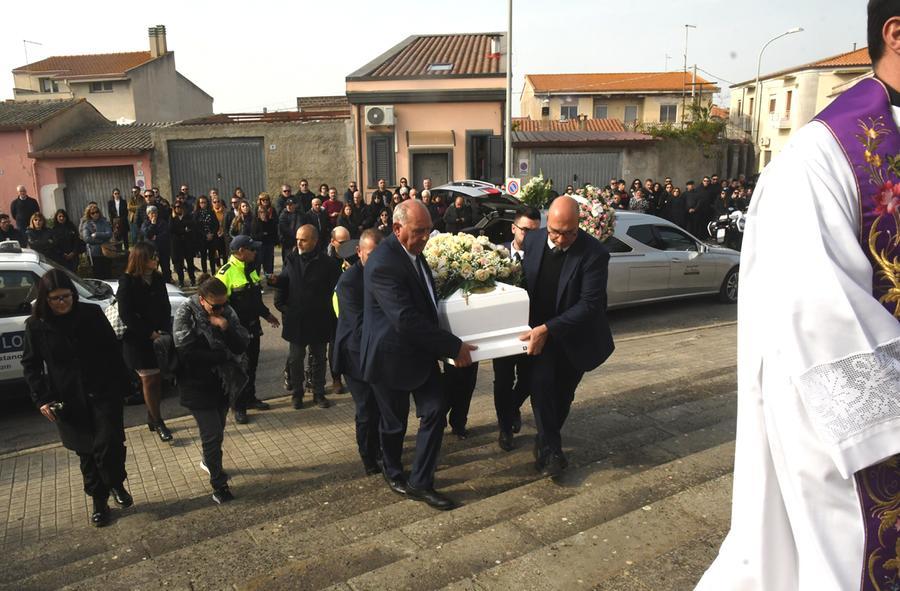 
	L'ingresso della salma di Chiara in chiesa

