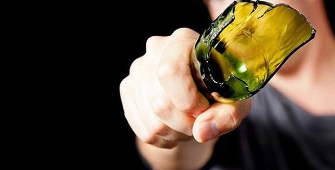 Firenze, rapinato e preso a bottigliate in testa mentre guarda la Fiorentina sul cellulare