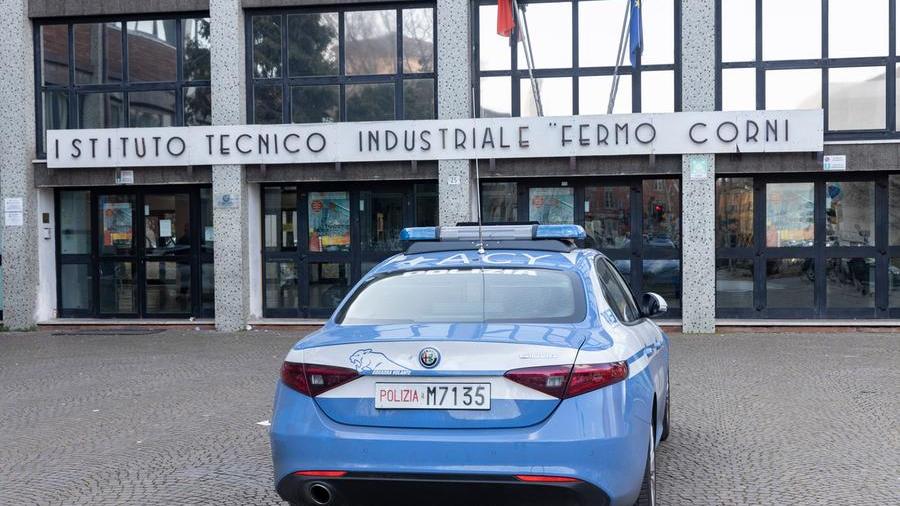 Modena, intrusi fanno irruzione in un’aula dell’Iti Corni: professoressa spintonata e studente ferito. La rabbia dei sindacati