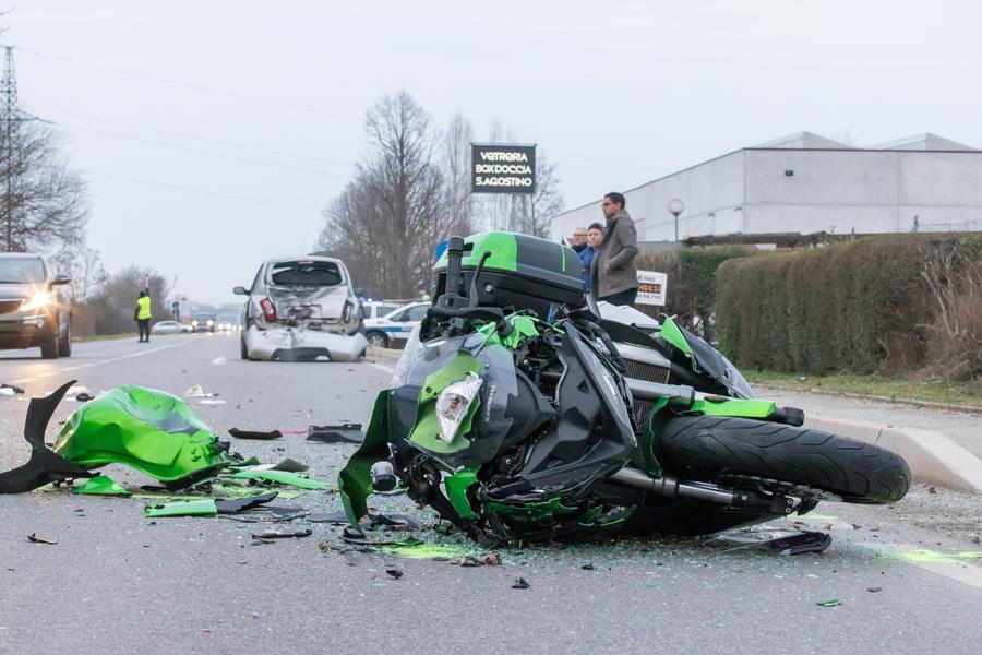 Sant’Agostino, in moto tampona l’auto: è grave