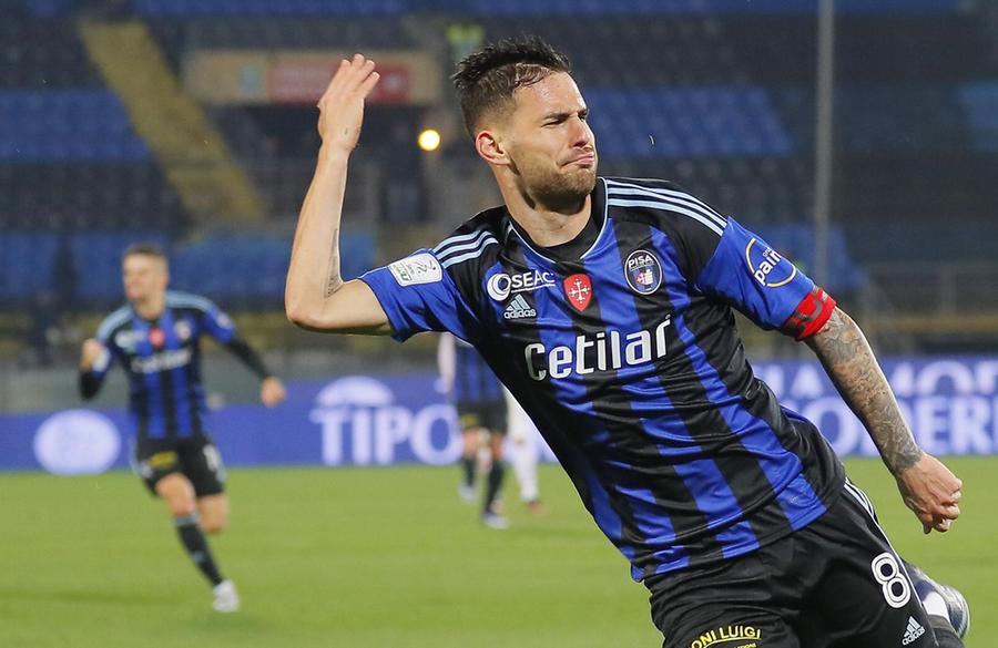 
	Marin festeggia la rete del 2-1 per il Pisa (Foto di Fabio Muzzi)

