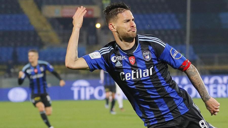 Marin festeggia la rete del 2-1 per il Pisa (Foto di Fabio Muzzi)