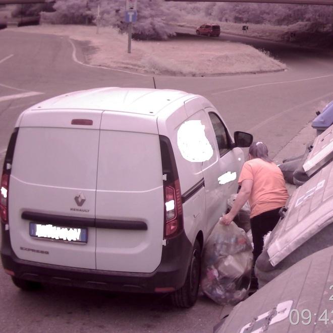 Modena Telecamere e agenti per i rifiuti abbandonati