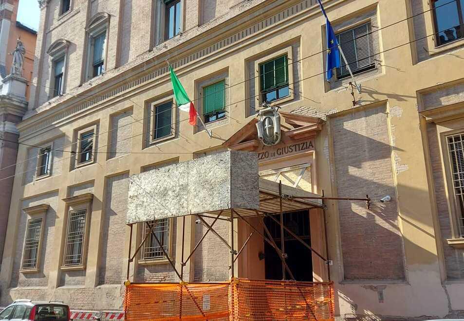 Sassuolo Le mette la mano sotto la gonna alla fermata 