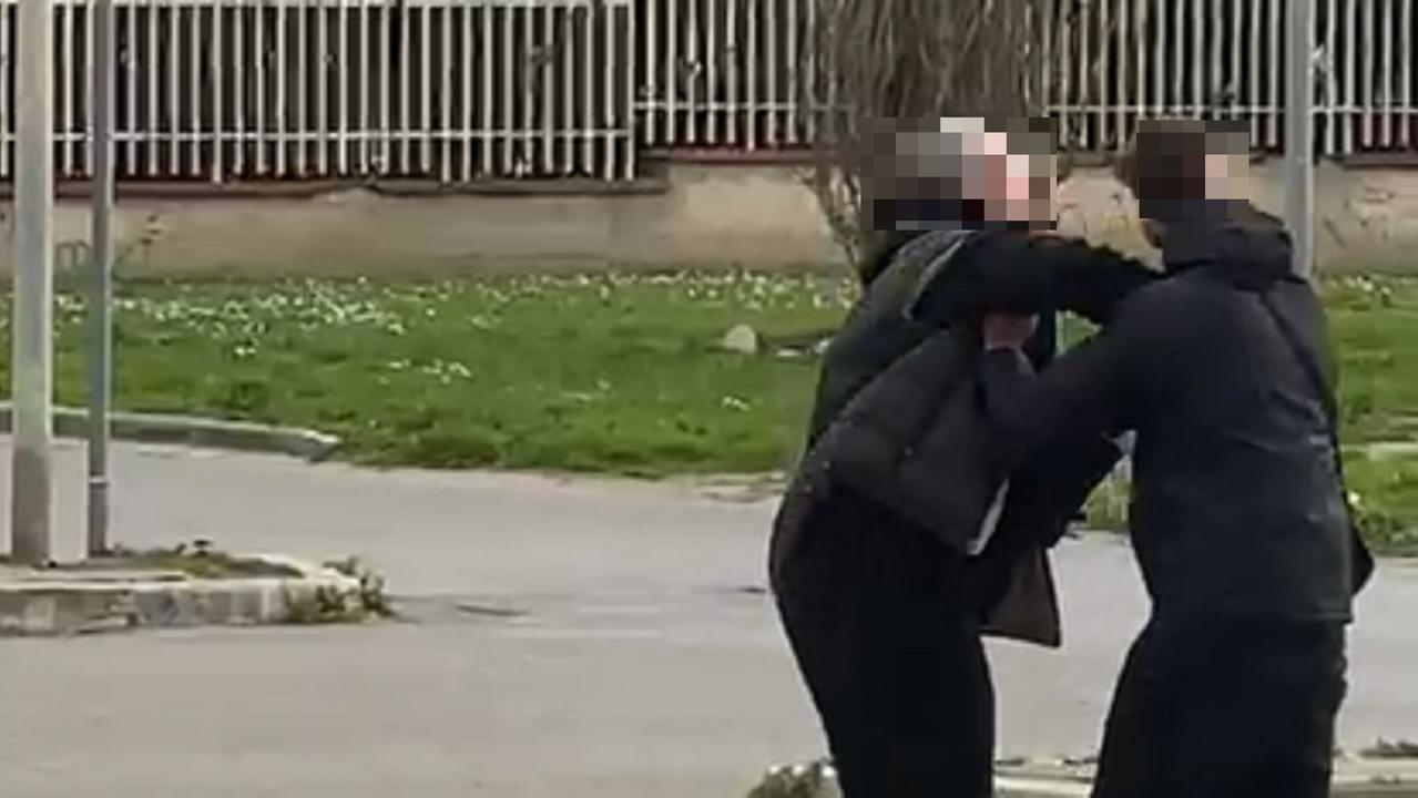Il quindicenne mentre viene colpito dall'adulto