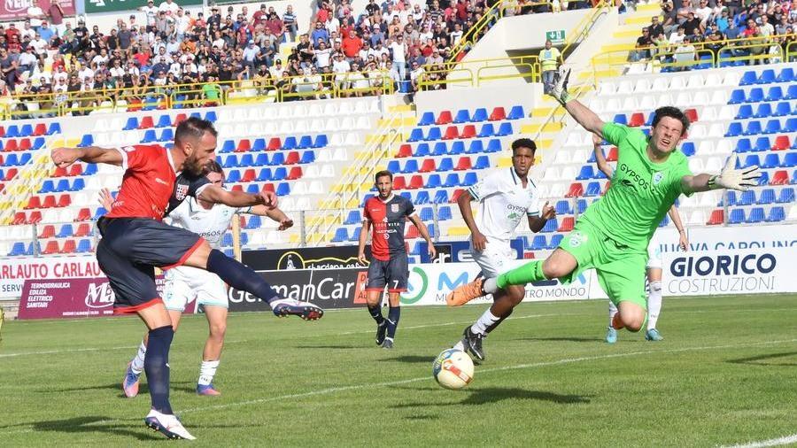 Un'immagine del derby diandata terminato 1-1 a Sassari