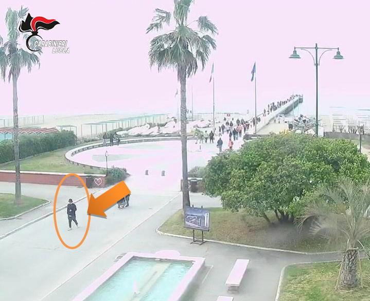 Le immagini analizzate dai carabinieri di Viareggio per risalire agli autori della rapina