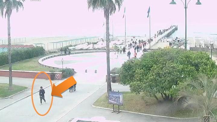 Le immagini analizzate dai carabinieri di Viareggio per risalire agli autori della rapina