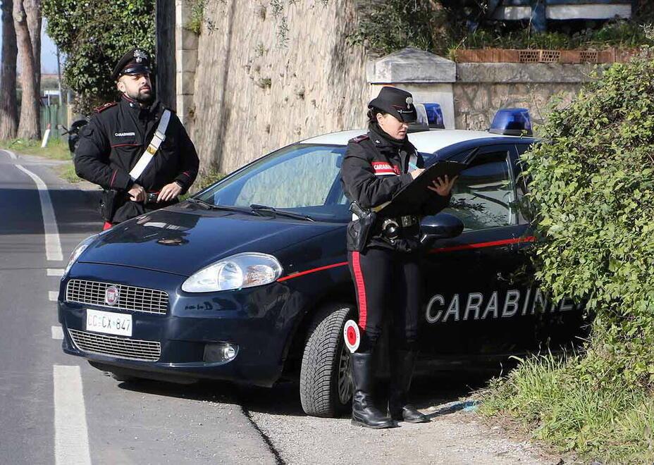 Una pattuglia di carabinieri in servizio