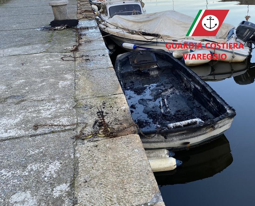 La barca bruciata nel  canale Burlamacca